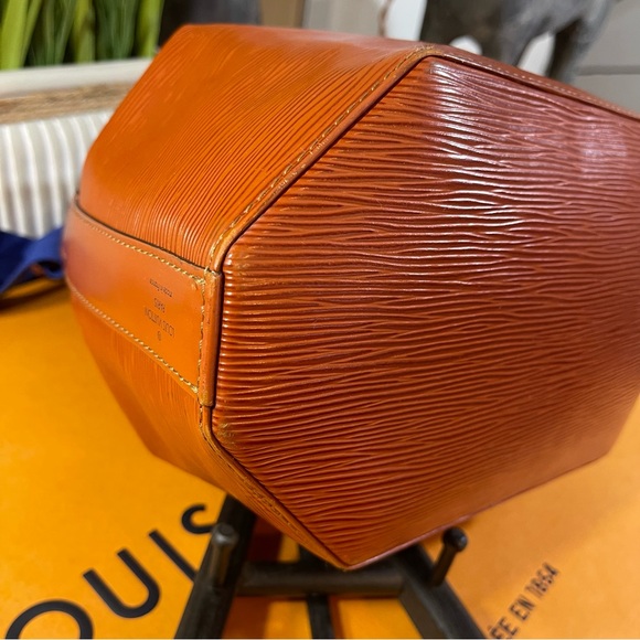 Louis Vuitton Sac D'Epaule PM Epi Bucket Bag in Cannelle Brown - Picture 8 of 16